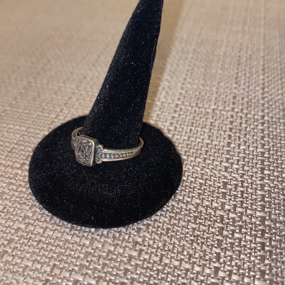 Sterling silver flower embossed ring. Size 8.25 - Picture 2 of 6